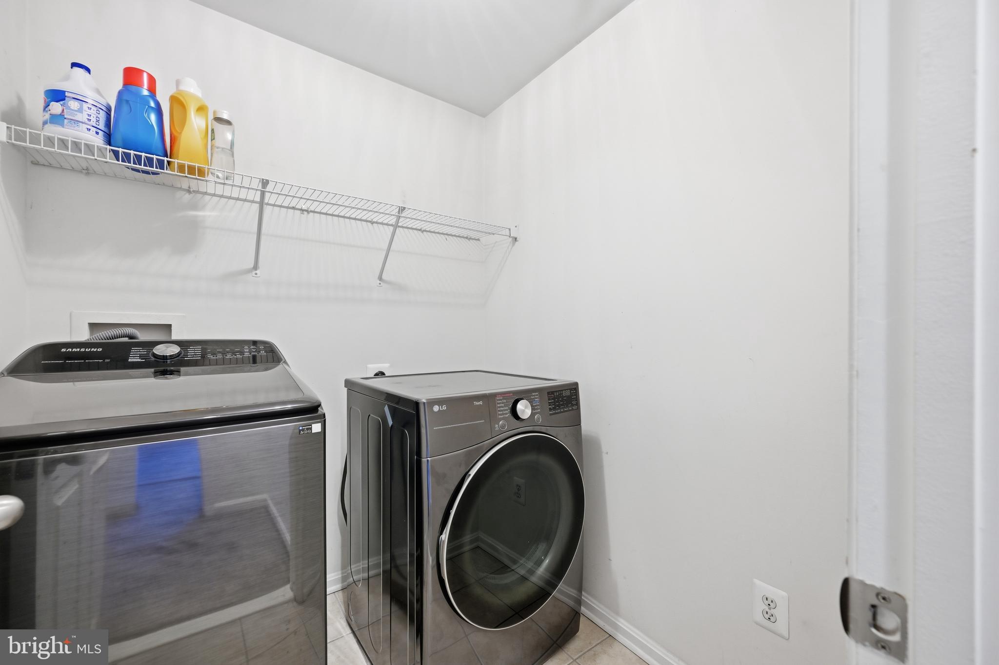 18733 Falling River Drive Gaithersburg, MD 20879 - Photo 20 of 34 a utility room with dryer and washer