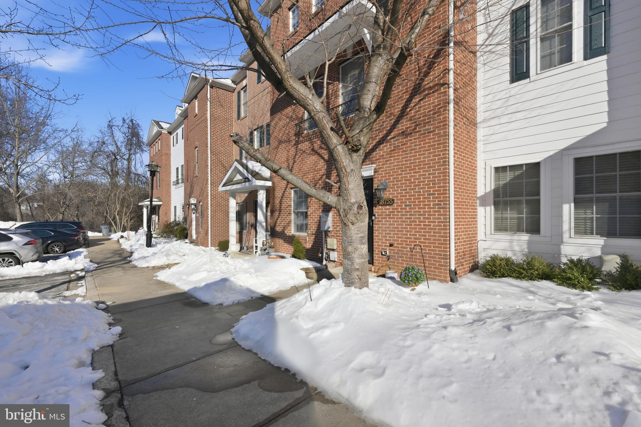 18733 Falling River Drive Gaithersburg, MD 20879 - Photo 34 of 34 a backyard of a house