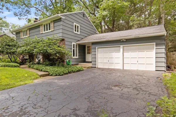 $3,800 | 485 Oakridge Drive, Irondequoit, NY 14617