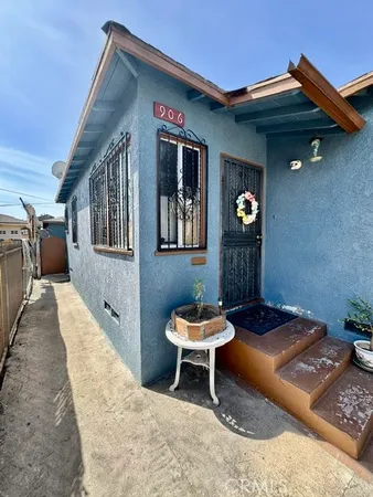 a house view with a outdoor space