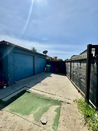 a view of a yard