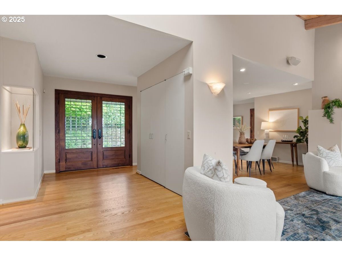 1024 Southwest Myrtle Drive Portland, OR 97201 - Photo 5 of 48 Entrance/Foyer