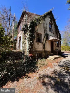 a view of house with a outdoor space