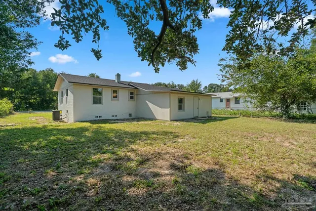a view of a house with a backyard
