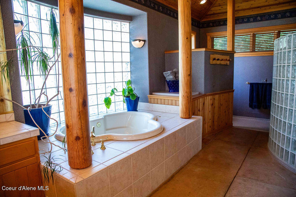 440 Pringle Hope, ID 83836 - Photo 31 of 46 Main Bath Tub