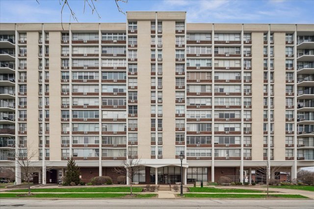 33 North Main Street, Unit 2E Lombard, IL 60148 - Photo 2 of 16 a view of a tall building