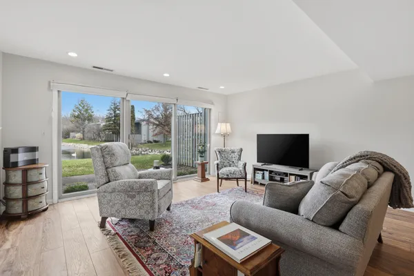 $320,000 | 610 Peninsula Court, Ann Arbor, MI 48105