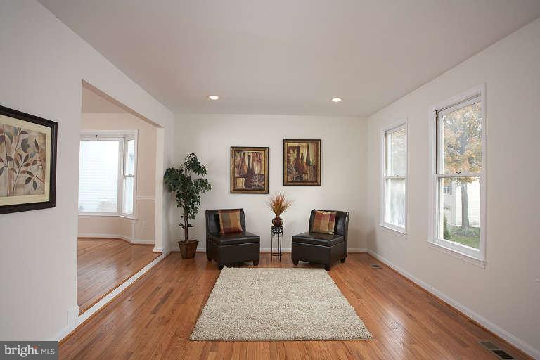 124 Snowy Owl Drive Silver Spring, MD 20901 - Photo 3 of 30 Living Room
