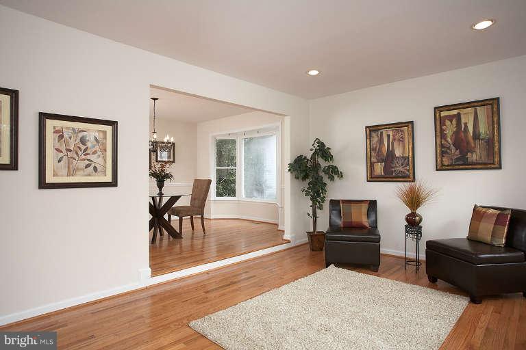 124 Snowy Owl Drive Silver Spring, MD 20901 - Photo 4 of 30 Living Room
