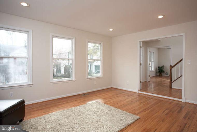 124 Snowy Owl Drive Silver Spring, MD 20901 - Photo 5 of 30 Living Room