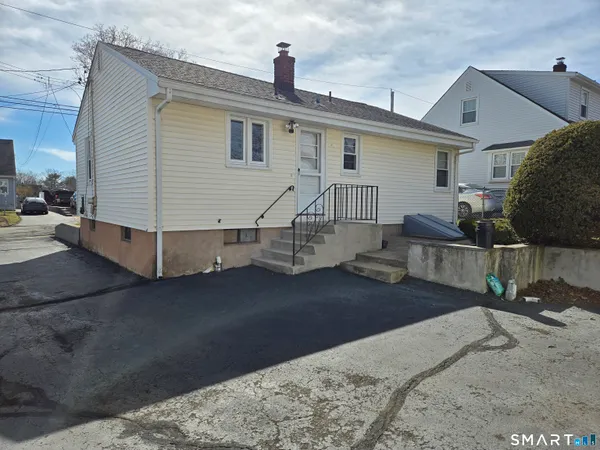 a view of a house with backyard
