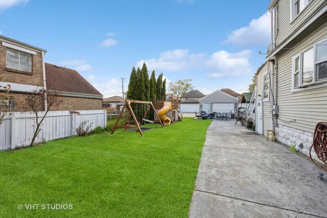 a view of a house with a backyard