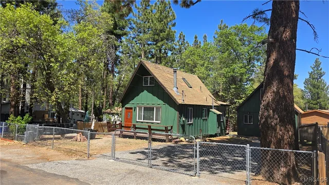 $1,850 | 317 Spruce Lane, Sugarloaf, CA 92386