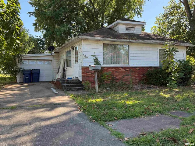$29,900 | 1306 East Poplar Street, West Frankfort, IL 62896