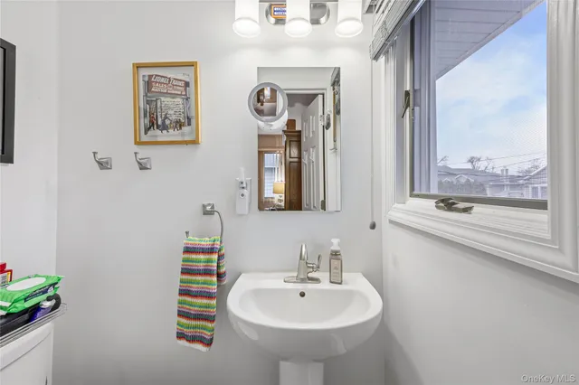 $899,999 | 18 Roxbury Avenue, Plainview, NY 11803