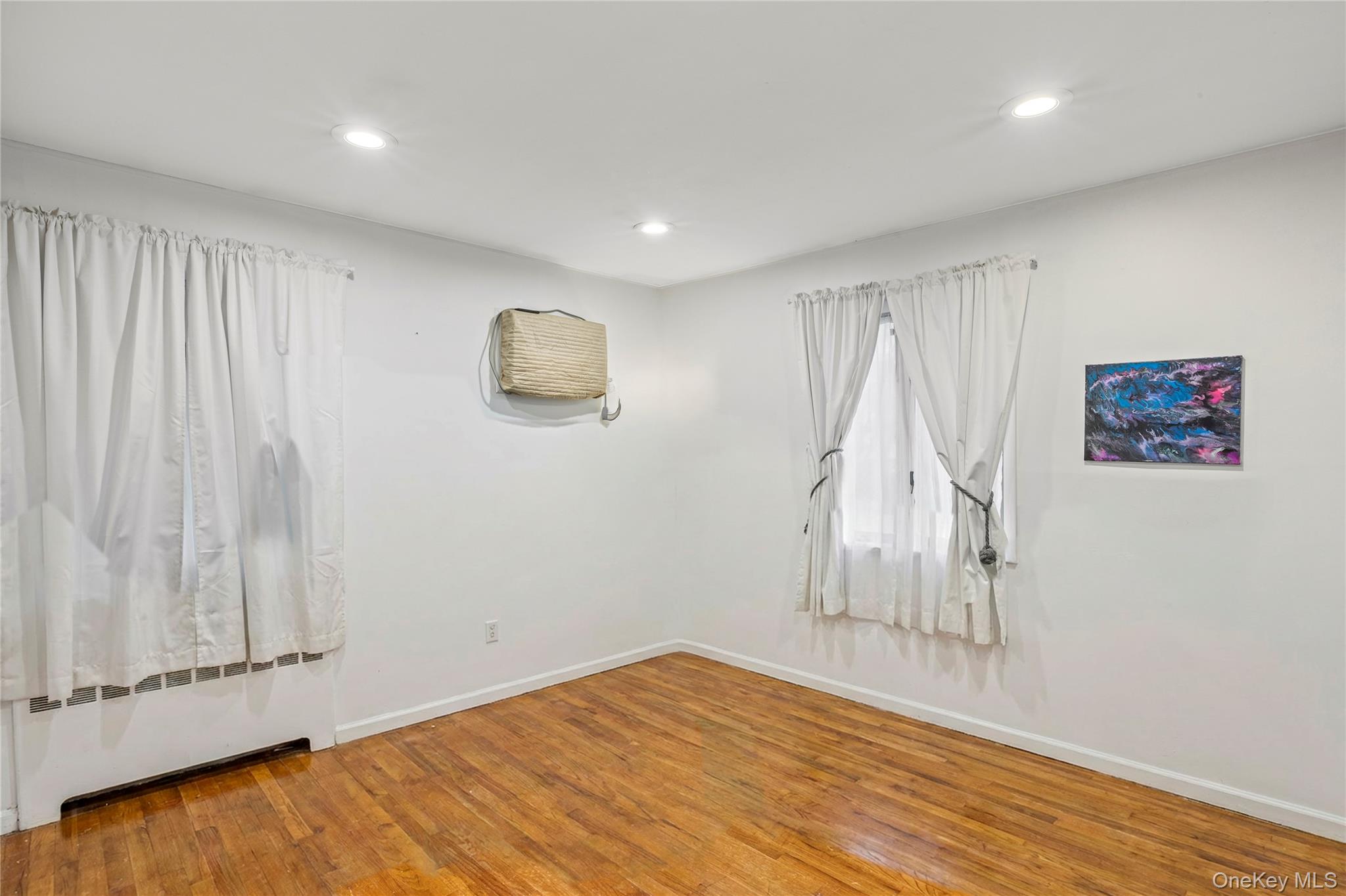 18 Roxbury Avenue Plainview, NY 11803 - Photo 14 of 23 3rd Bedroom