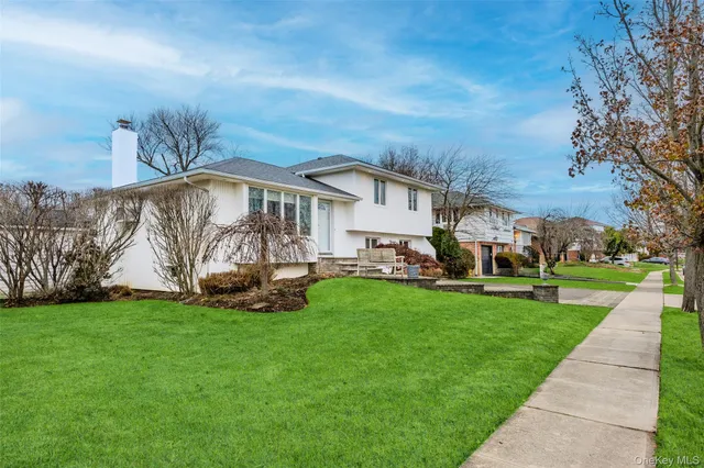 $899,999 | 18 Roxbury Avenue, Plainview, NY 11803