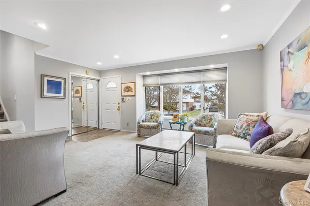 $899,999 | 18 Roxbury Avenue, Plainview, NY 11803