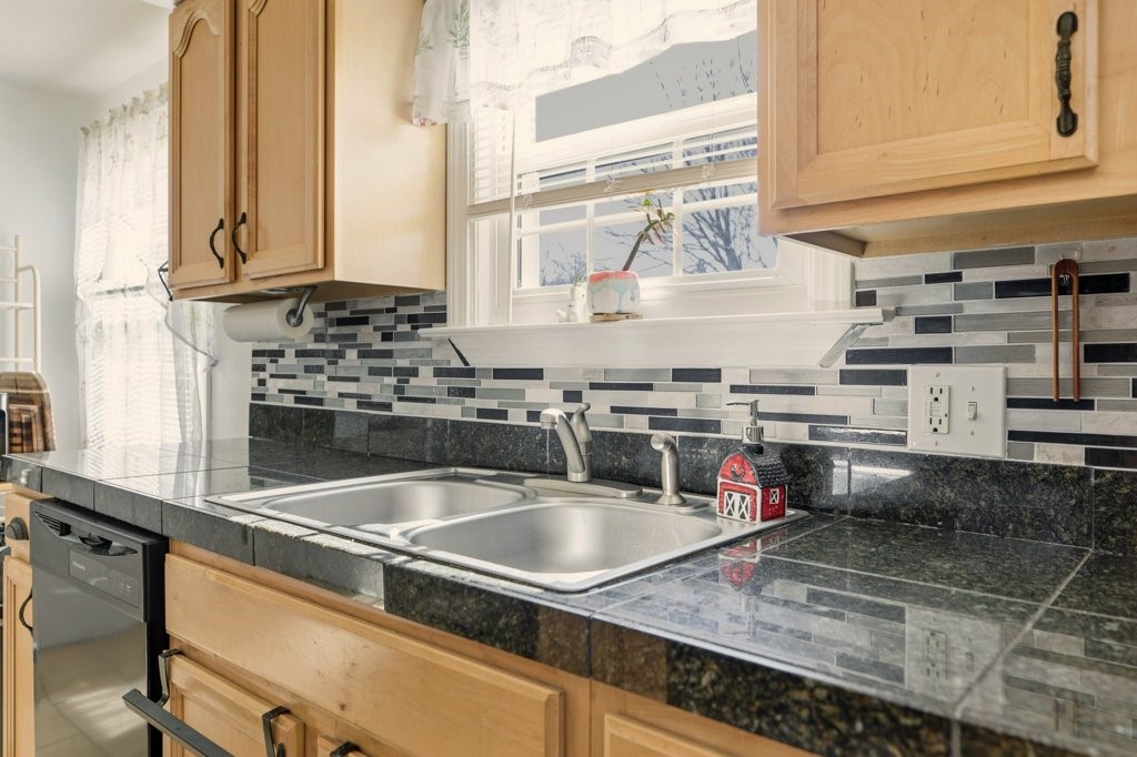 57 Warren Avenue Tiverton, RI 02878 - Photo 16 of 37