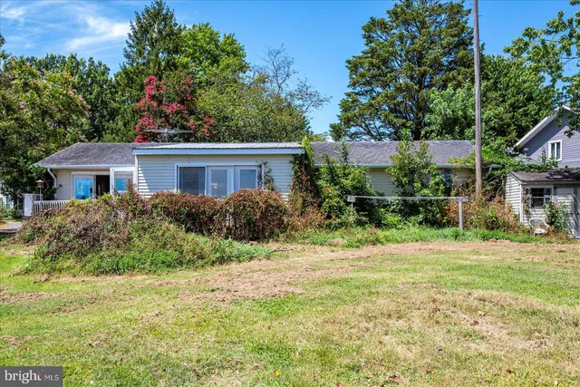 a view of a lake with house