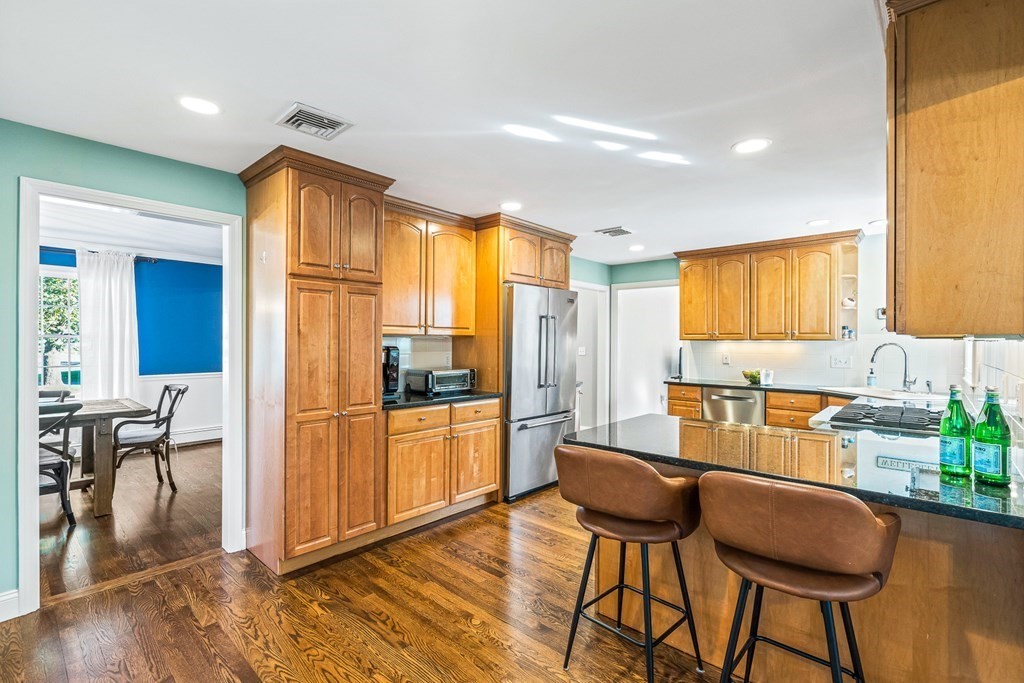 8 Hodges Avenue Wellesley, MA 02482 - Photo 9 of 42