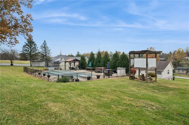 a view of big yard with a house