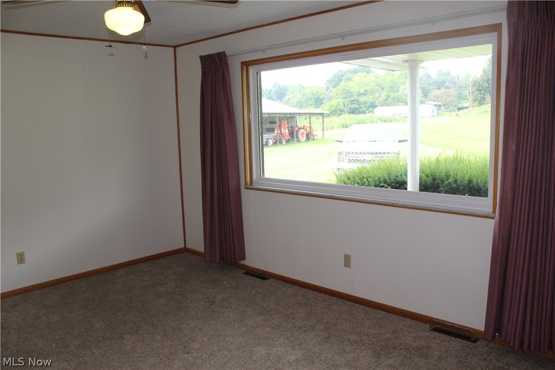 2380 Lee Creek Road Belleville, WV 26133 - Photo 4 of 23 Living room