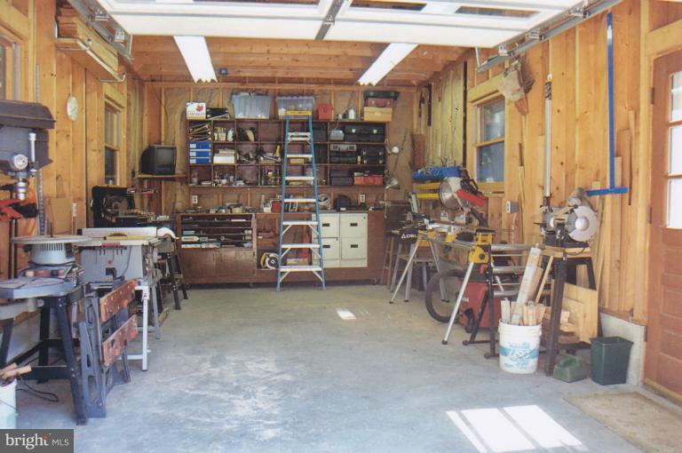 42270 Riva Ridge Drive Hollywood, MD 20636 - Photo 2 of 18 Workshop interior