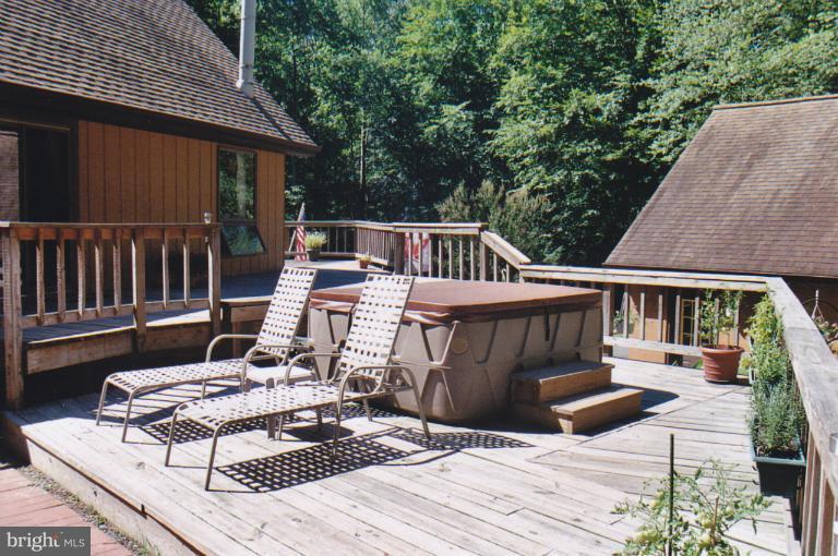42270 Riva Ridge Drive Hollywood, MD 20636 - Photo 11 of 18 Hot Tub & Decking