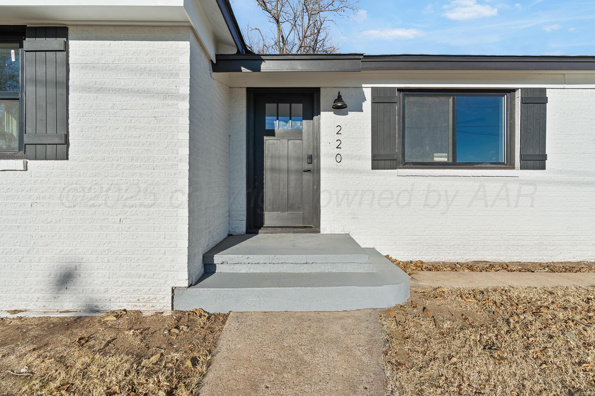 220 Sims Street Clarendon, TX 79226 - Photo 3 of 17 a front view of a house