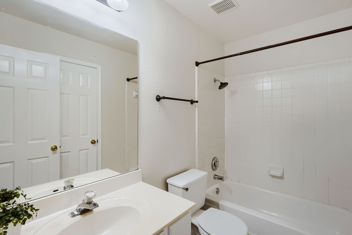 119 Stephen Lane Georgetown, TX 78626 - Photo 21 of 32 Shared bathroom with vanity and convenient shower-tub combination.