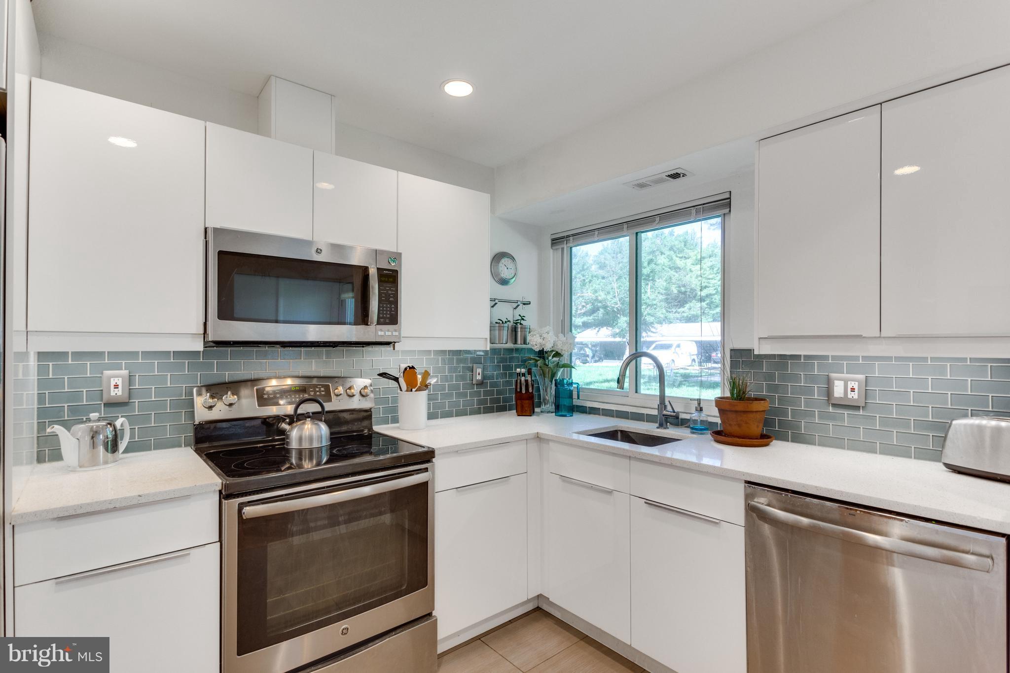 1747 Wainwright Drive Reston, VA 20190 - Photo 6 of 30 Kitchen