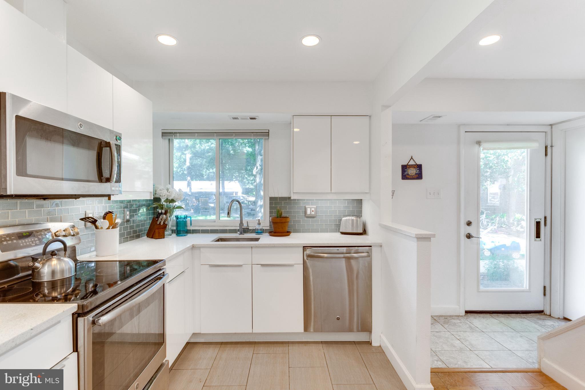 1747 Wainwright Drive Reston, VA 20190 - Photo 8 of 30 Kitchen
