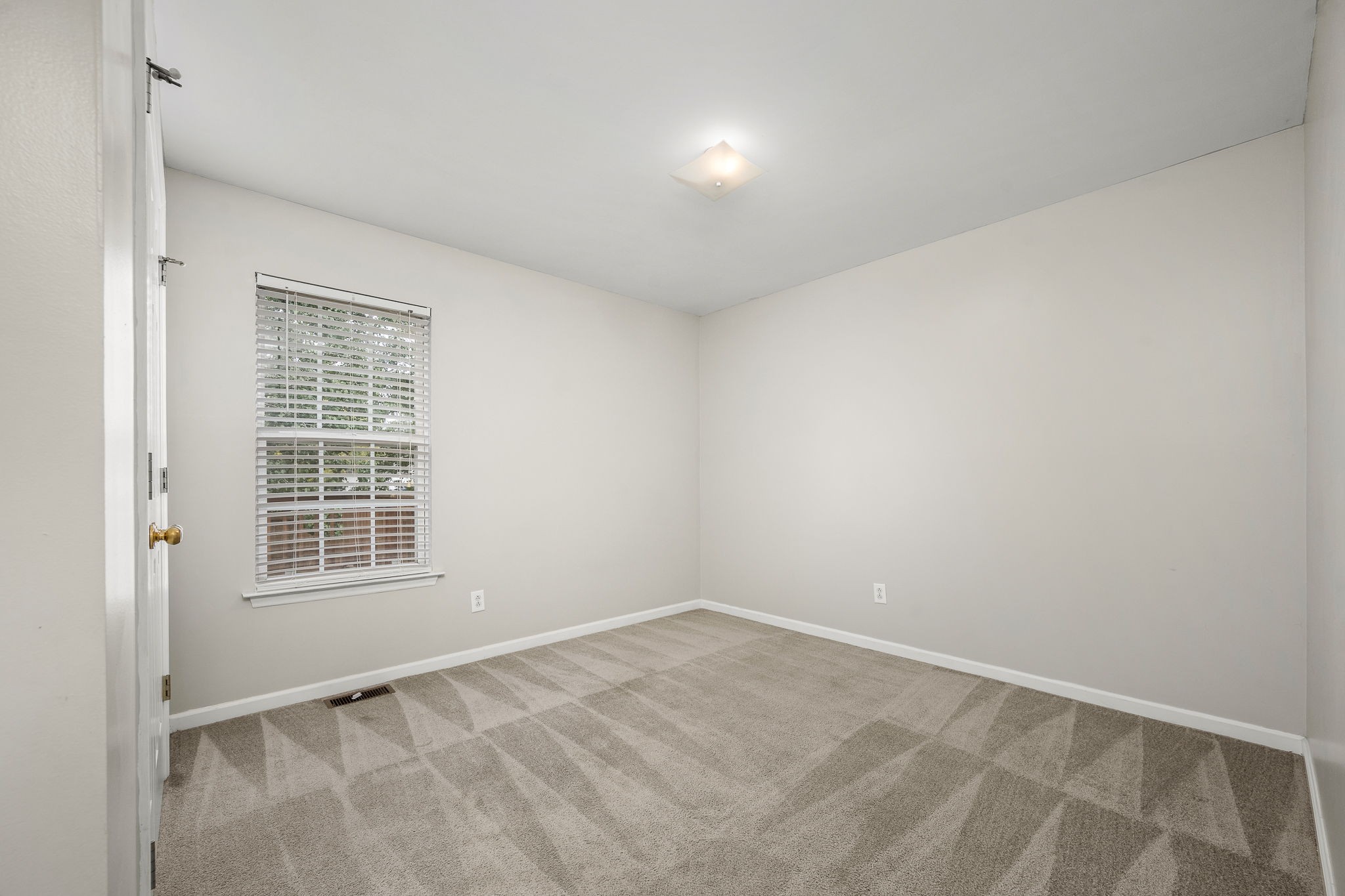 2403 Medford Campbell Boulevard Murfreesboro, TN 37127 - Photo 25 of 35 an empty room with a window