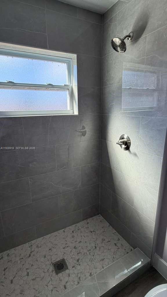 6805 Heavitree Drive Sebring, FL 33876 - Photo 55 of 61 a bathroom with a window