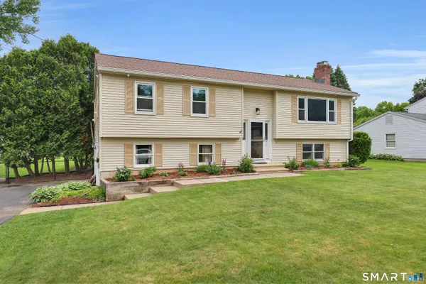 $389,900 | 17 Eileen Lane, Enfield, CT 06082