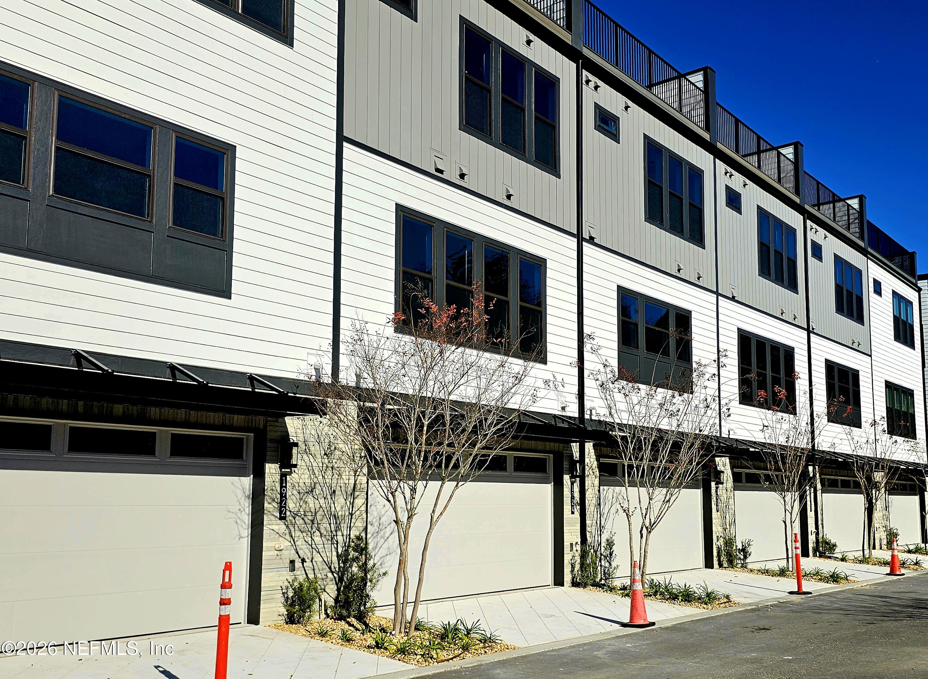 1910 Prudential Drive Jacksonville, FL 32207 - Photo 9 of 14 27 29 Garage