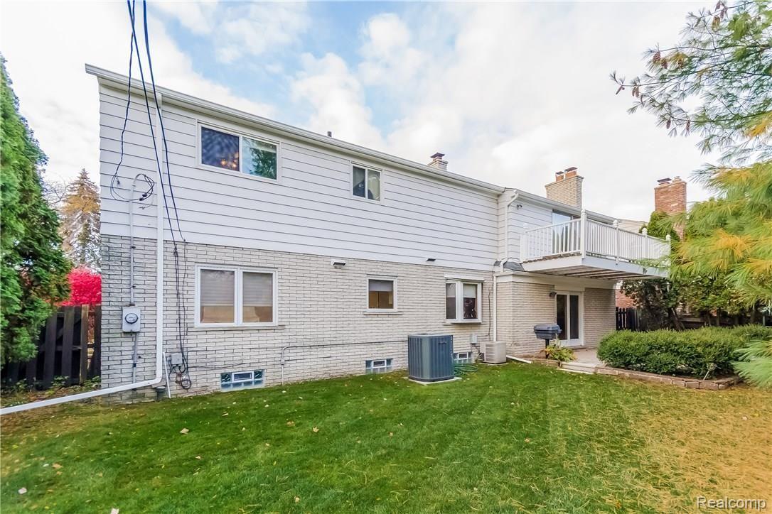 642 Perrien Place Grosse Pointe, MI 48236 - Photo 39 of 44 039-Rear_View-2185694-large.jpg