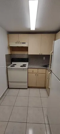 $1,700 | 606 West 81st Street, Unit 309, Hialeah, FL 33014