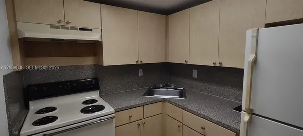 $1,700 | 606 West 81st Street, Unit 309, Hialeah, FL 33014