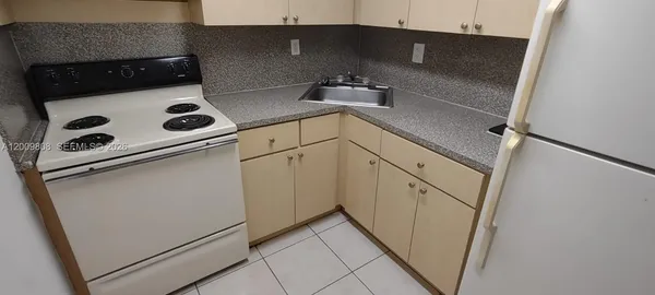 $1,700 | 606 West 81st Street, Unit 309, Hialeah, FL 33014