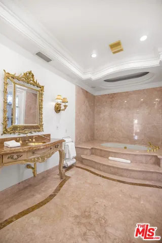 a view of a fountain in front of a building