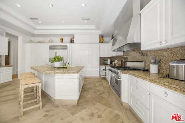 a view of yard with tree in the background