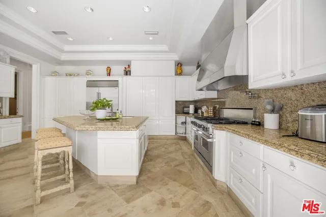 a view of yard with tree in the background