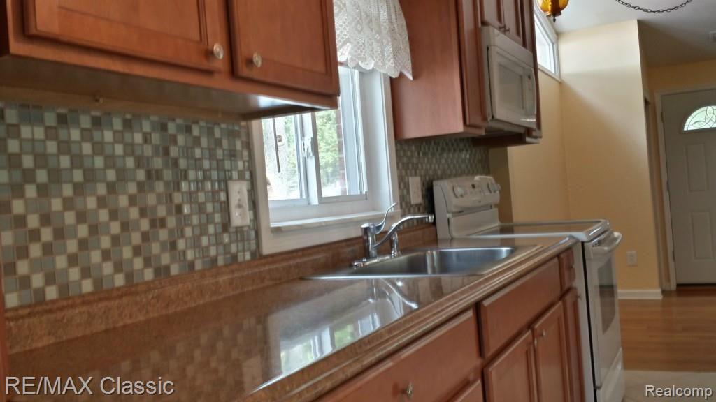 17715 Rougeway Street Livonia, MI 48152 - Photo 7 of 34 2014-09-25 14.32