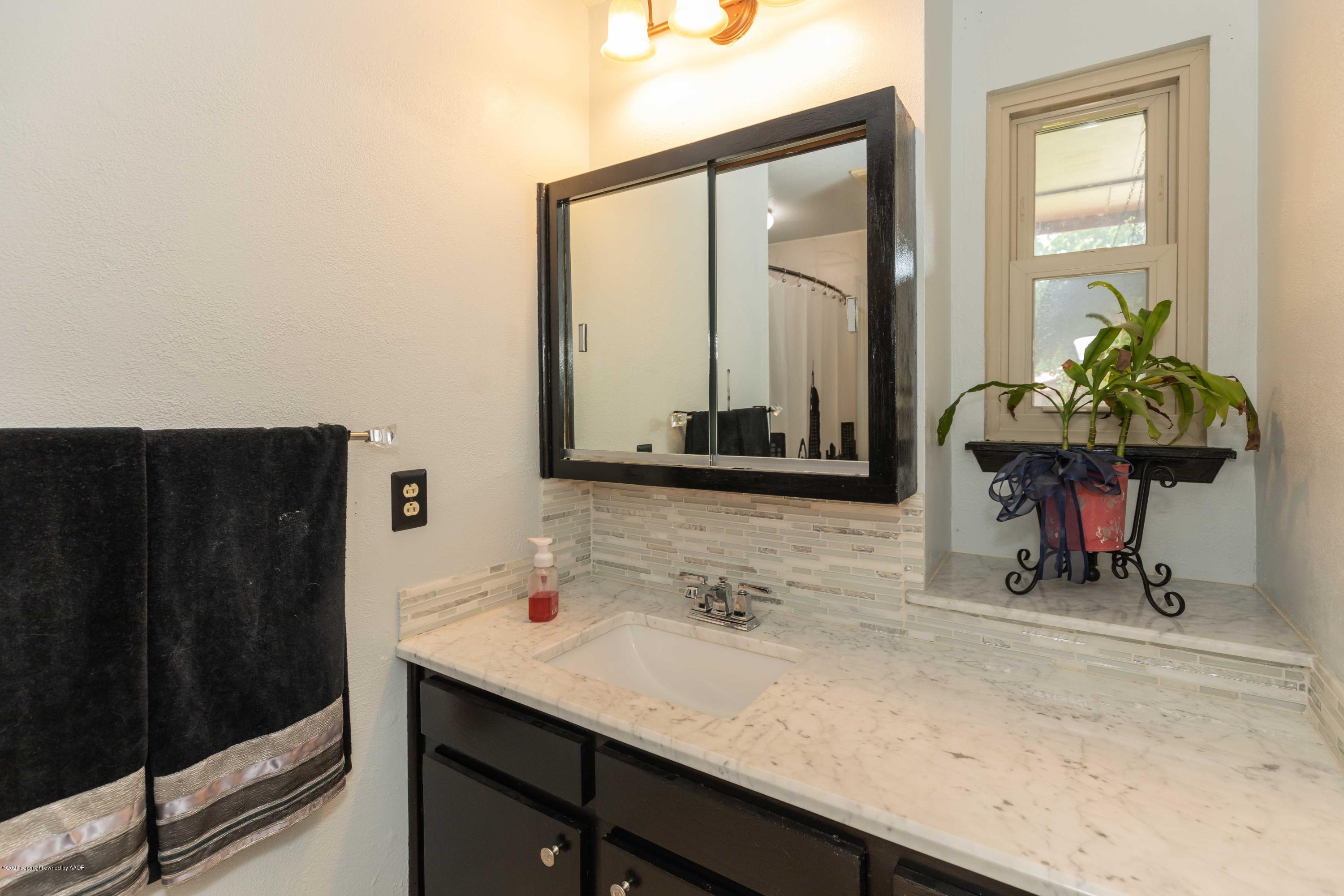 6118 Rutgers Street Amarillo, TX 79109 - Photo 12 of 21 BATHROOM 2 VIEW 1