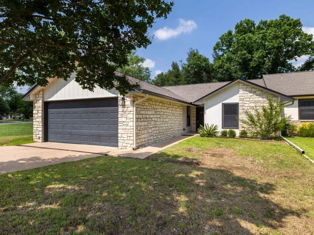 $325,000 | 26 Fairway Lane, Meadowlakes, TX 78654