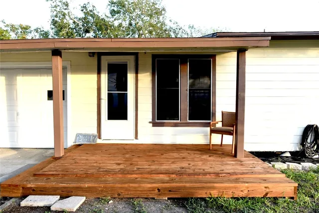 a view of a house with backyard and porch