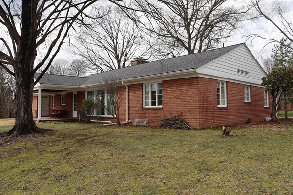 a view of a house with a yard