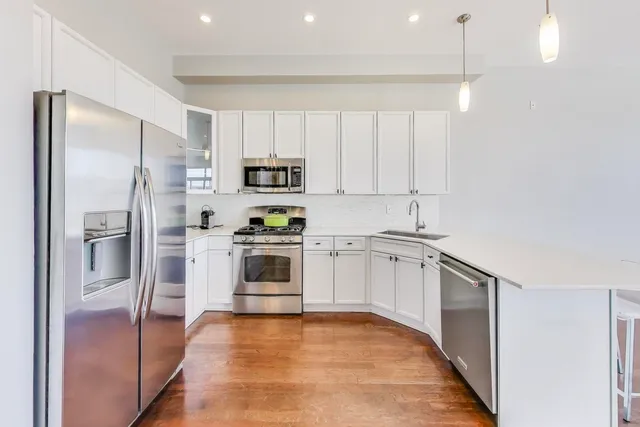 $375,000 | 1301 West Washington Boulevard, Unit 604, Chicago, IL 60607